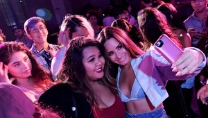Demi Lovato w otoczeniu fanów