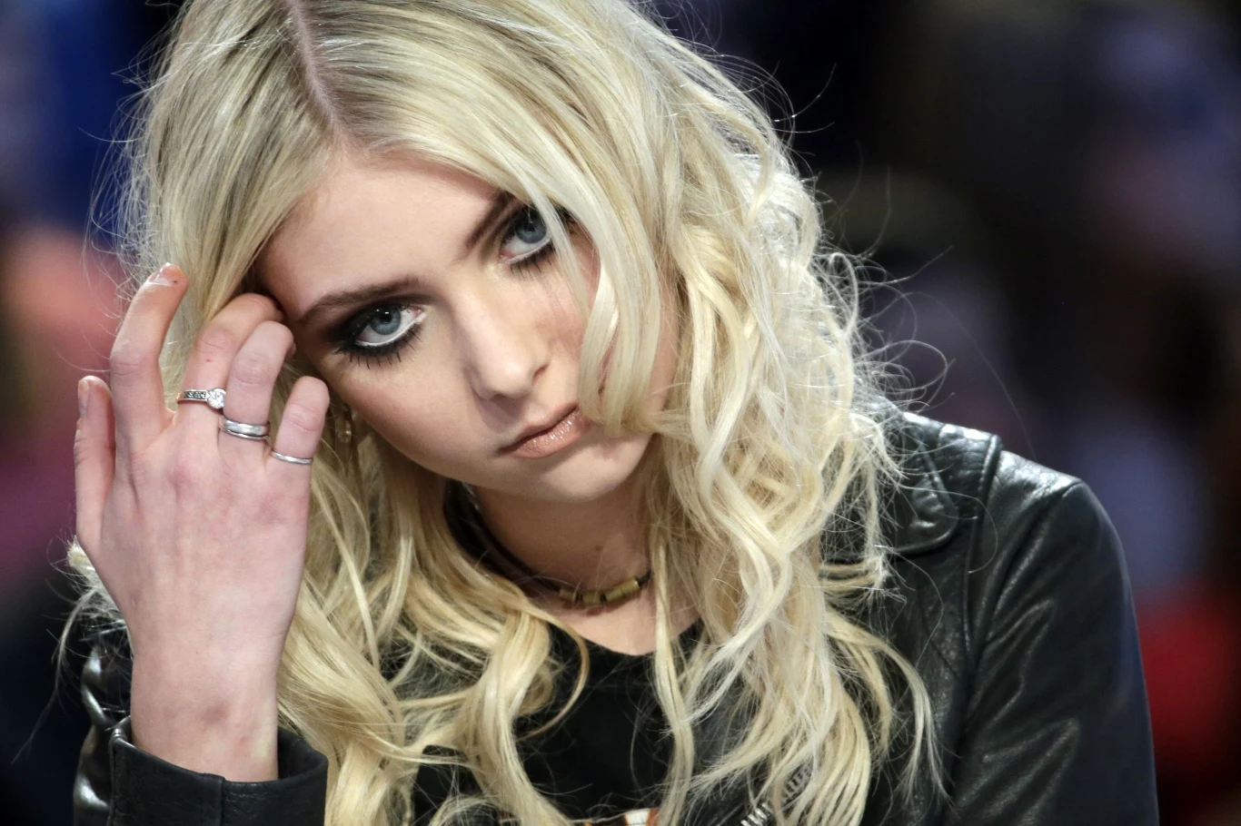 Taylor Momsen to 25-letnia aktorka, gitarzystka, wokalistka i modelka, która karierę muzyczną robi w zespole The Pretty Reckless. 