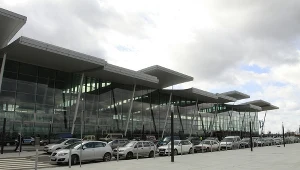 Na zdjęciu fasada wrocławskiego lotniska