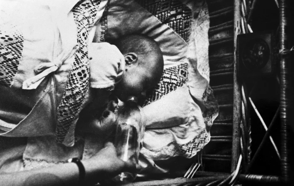 Kiedy wybuchły walki, niemowlęta nie zniknęły cudownym sposobem z Warszawy. Na zdjęciu maleńki synek Ireny Herbich, Jacuś. Ilustracja z książki „Dziewczyny z Powstania” (materiały prasowe)