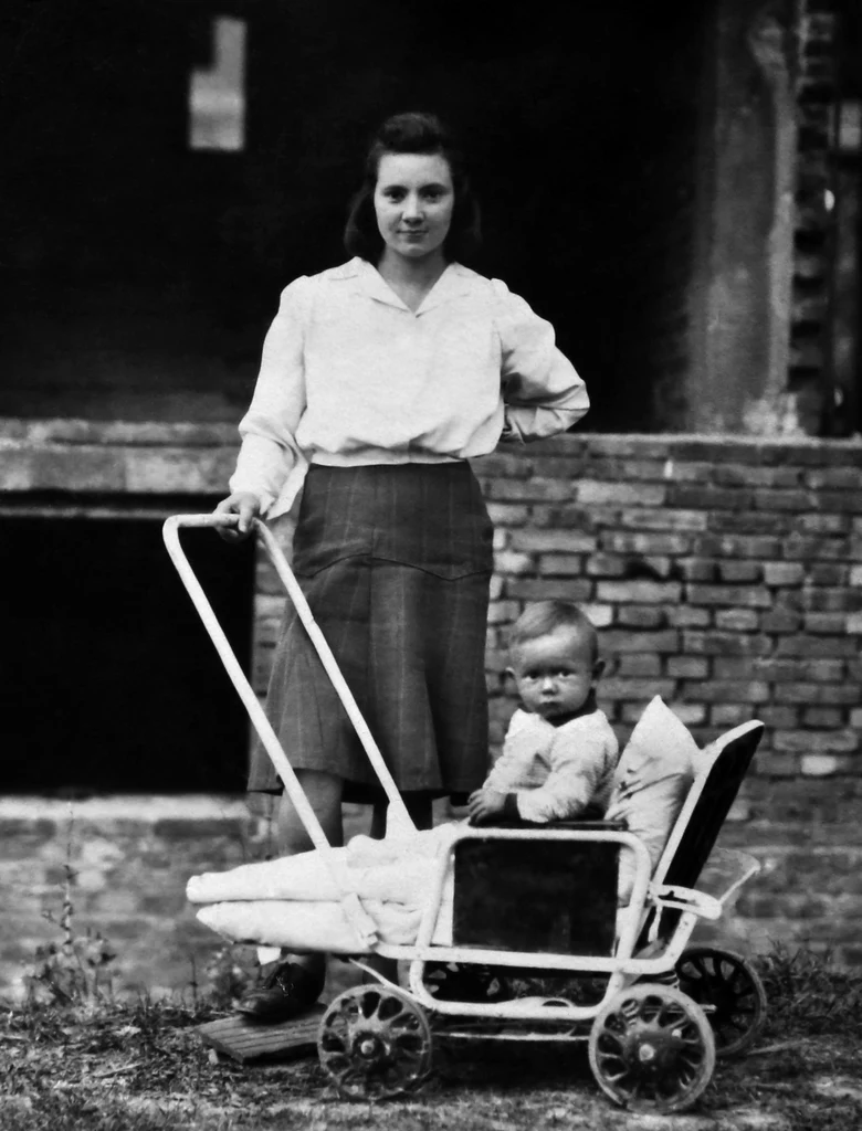 Na zdjęciu Halina Wiśniewska z urodzonym 1 sierpnia 1944 roku synem Stasiem na gruzach Warszawy w 1945 roku. Zdjęcie z książki „Dziewczyny z Powstania” (materiały prasowe)