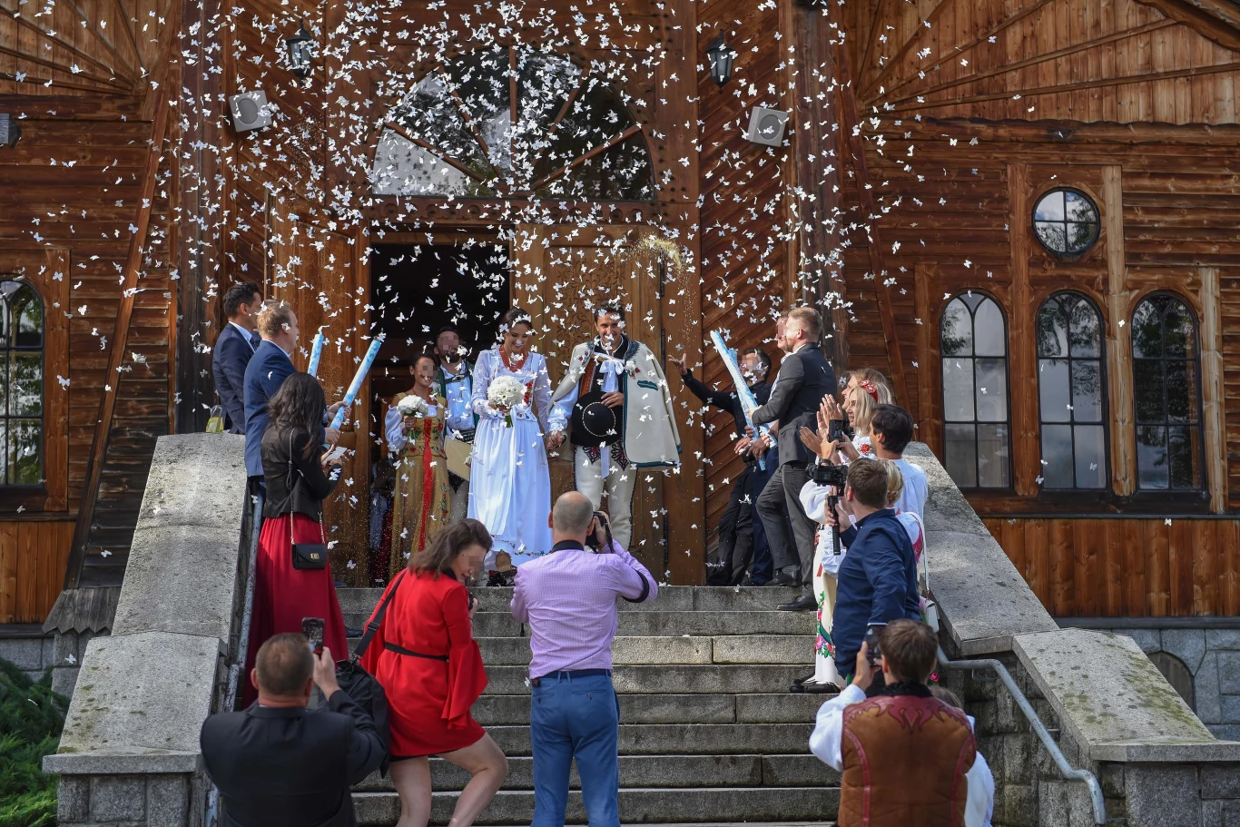 Podczas wyjścia z kościoła para młoda została obsypana konfetti Podczas wyjścia z kościoła para młoda została obsypana konfetti