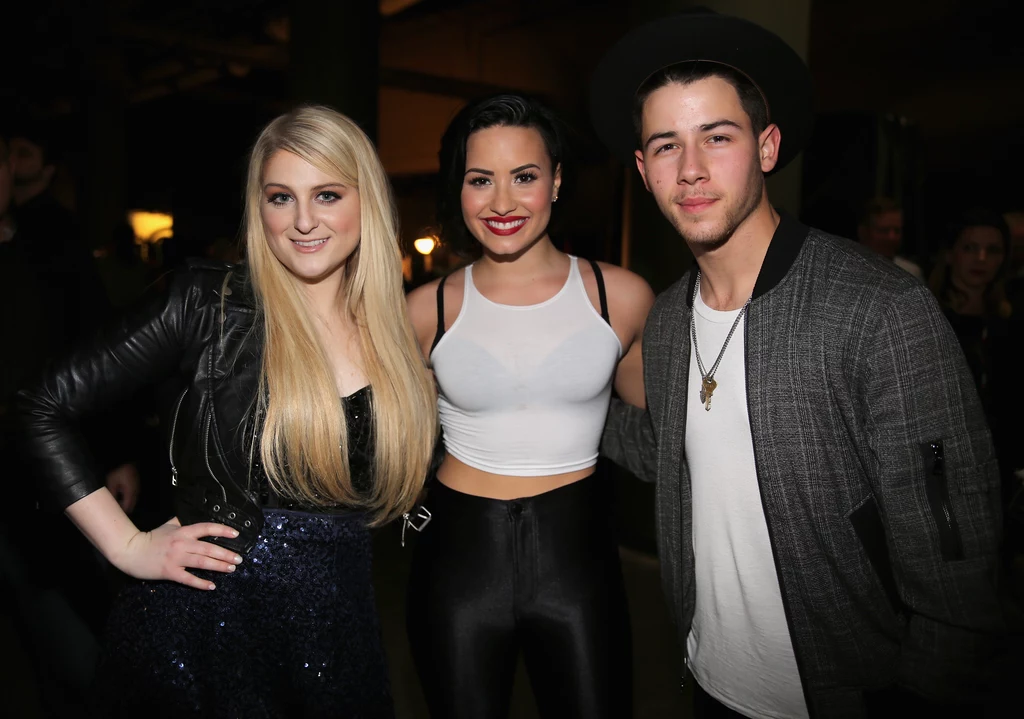 Meghan Trainor w towarzystwie Demi Lovato i Nicka Jonasa