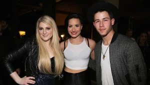 Meghan Trainor w towarzystwie Demi Lovato i Nicka Jonasa