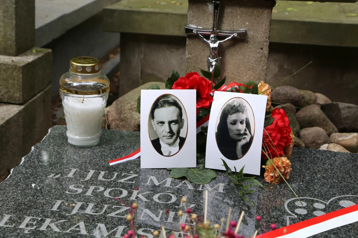 W 58. rocznicę śmierci Aleksandra Żabczynskiego na Cmentarzu Wojskowym na Powązkach odsłonięto nowy pomnik w miejscu spoczynku aktora i jego żony Marii (2016) W 58. rocznicę śmierci Aleksandra Żabczynskiego na Cmentarzu Wojskowym na Powązkach odsłonięto nowy pomnik w miejscu spoczynku aktora i jego żony Marii (2016)