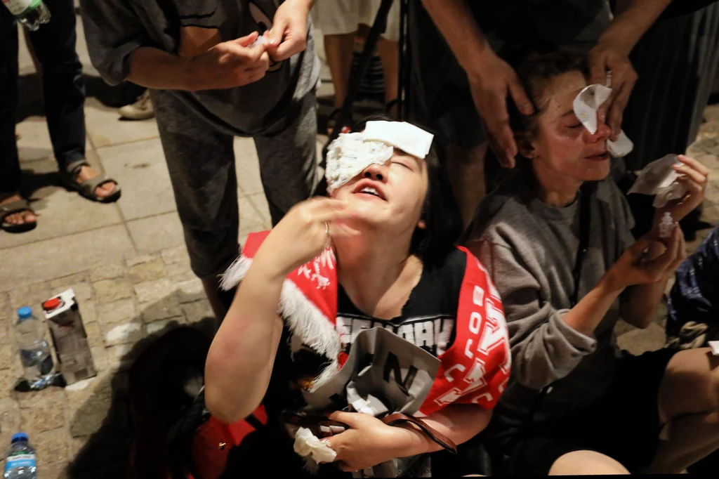 Poszkodowani na skutek użycia gazu łzawiącego podczas protestu przeciwników zmian w sądownictwie Poszkodowani na skutek użycia gazu łzawiącego podczas protestu przeciwników zmian w sądownictwie