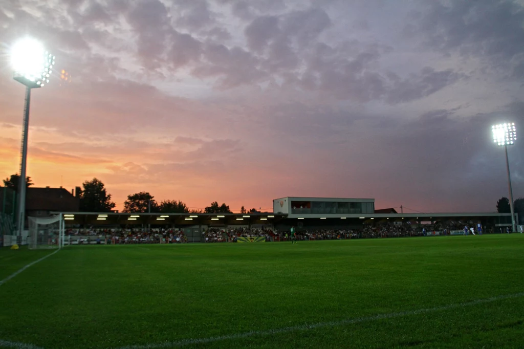 Stadion Puszczy Niepołomice doczekał się oświetlenia Stadion Puszczy Niepołomice doczekał się oświetlenia