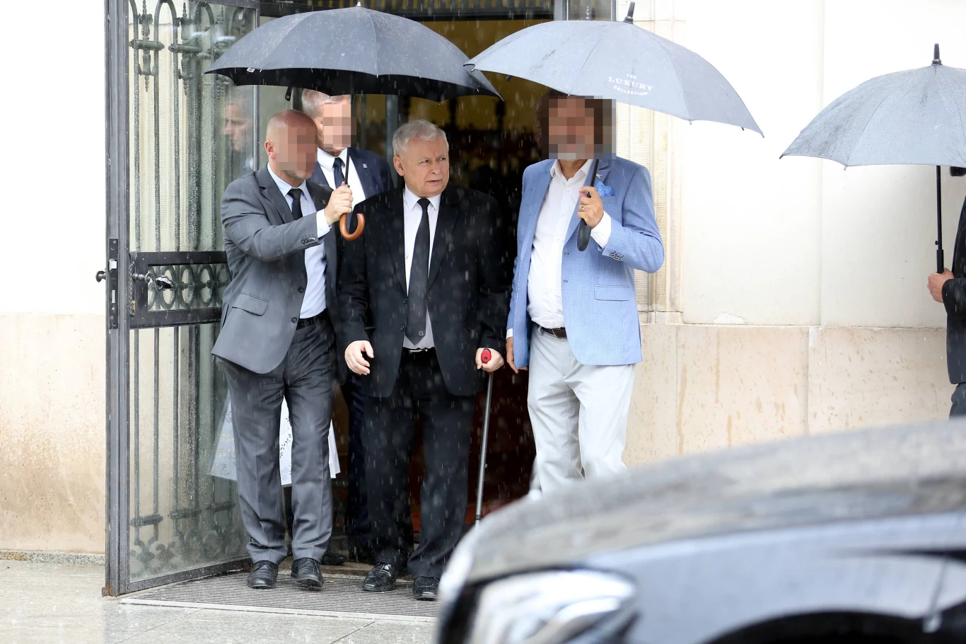 Stryj Jarosław ze skwaszoną miną Stryj Jarosław ze skwaszoną miną