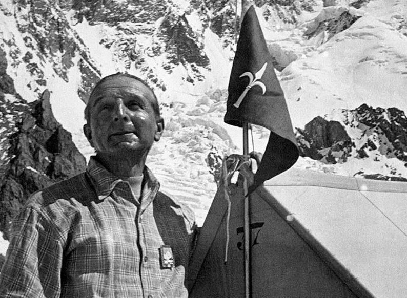 Kierownik wyprawy Ardito Desio w bazie pod K2 Kierownik wyprawy Ardito Desio w bazie pod K2