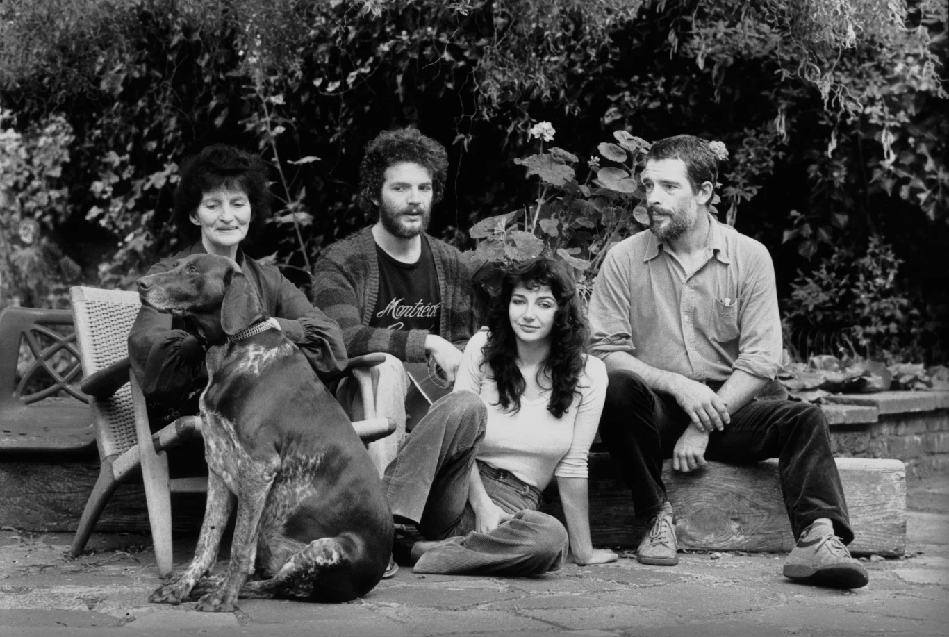 Zadebiutowała w 1978 singlem "Wuthering Heights". Utwór ten napisała jako 18-latka zainspirowana ekranizacją "Wichrowych Wzgórz". Tekst piosenki zawiera nawet cytaty z książki Emily Brontë. Do dziś jest to jeden z najważniejszych i najpopularniejszych utworów w dorobku Kate Bush. Trafił on na wydaną w tym samym roku debiutancką płytę 19-letniej Kate zatytułowaną "The Kick Inside". Wydawnictwo to okazało się wielkim sukcesem, przynosząc Brytyjce międzynarodowy sukces. Na zdjęciu Kate ze swoją mamą, Hannah Daly, i braćmi w rodzinnym East Wickham, w Londynie