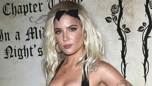 Halsey odsłania ciało na imprezie "Playboya"