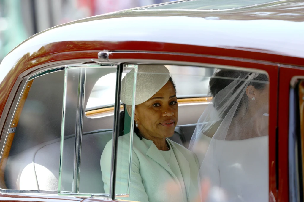Doria Ragland z Meghan Markle w drodze do kościoła
