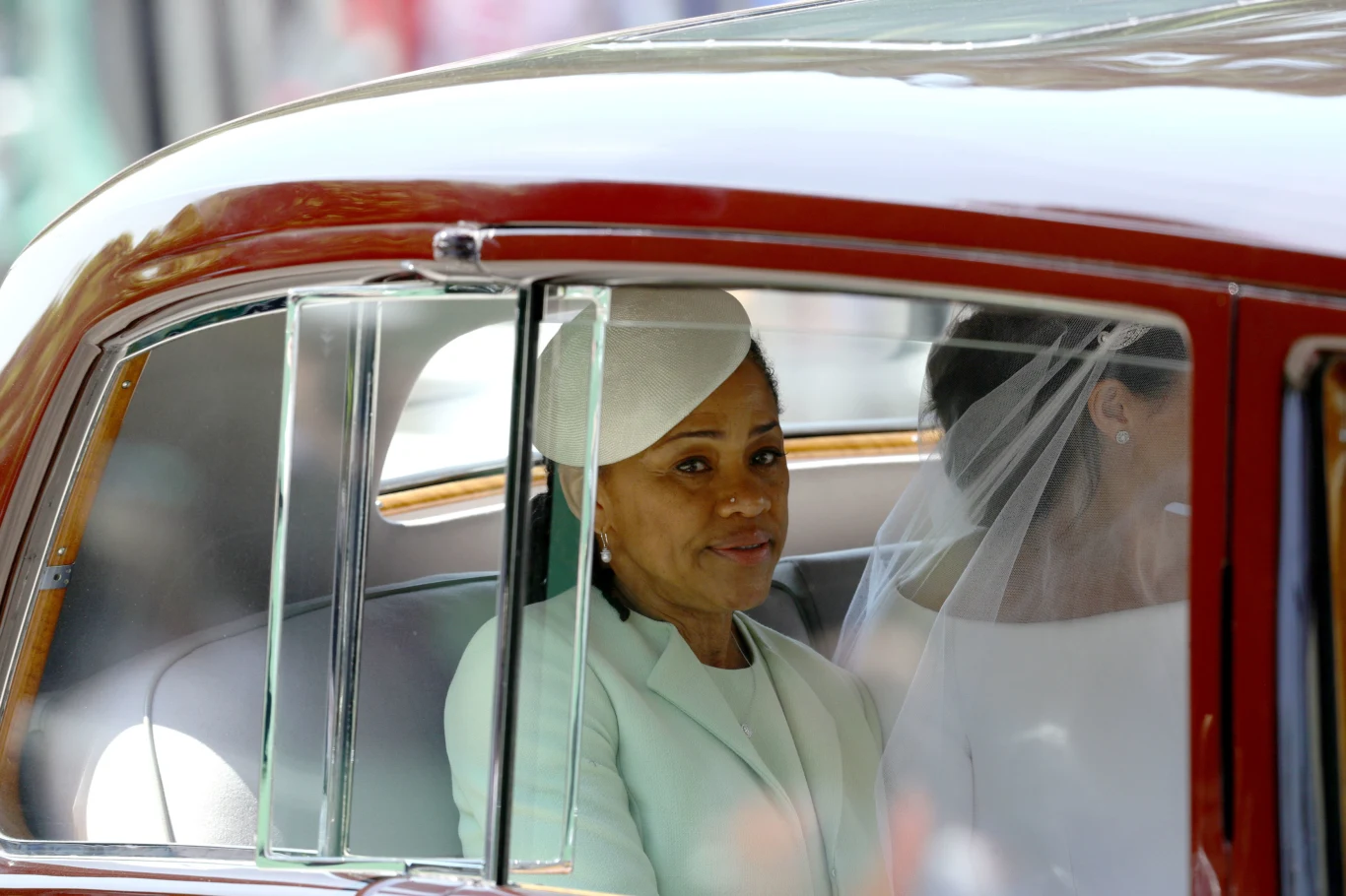 Doria Ragland z Meghan Markle w drodze do kościoła