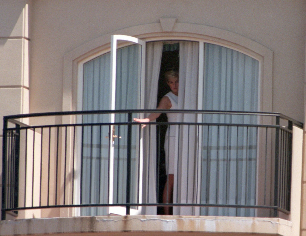Księżna Diana w oknie hotelu Ritz Paris Księżna Diana w oknie hotelu Ritz Paris