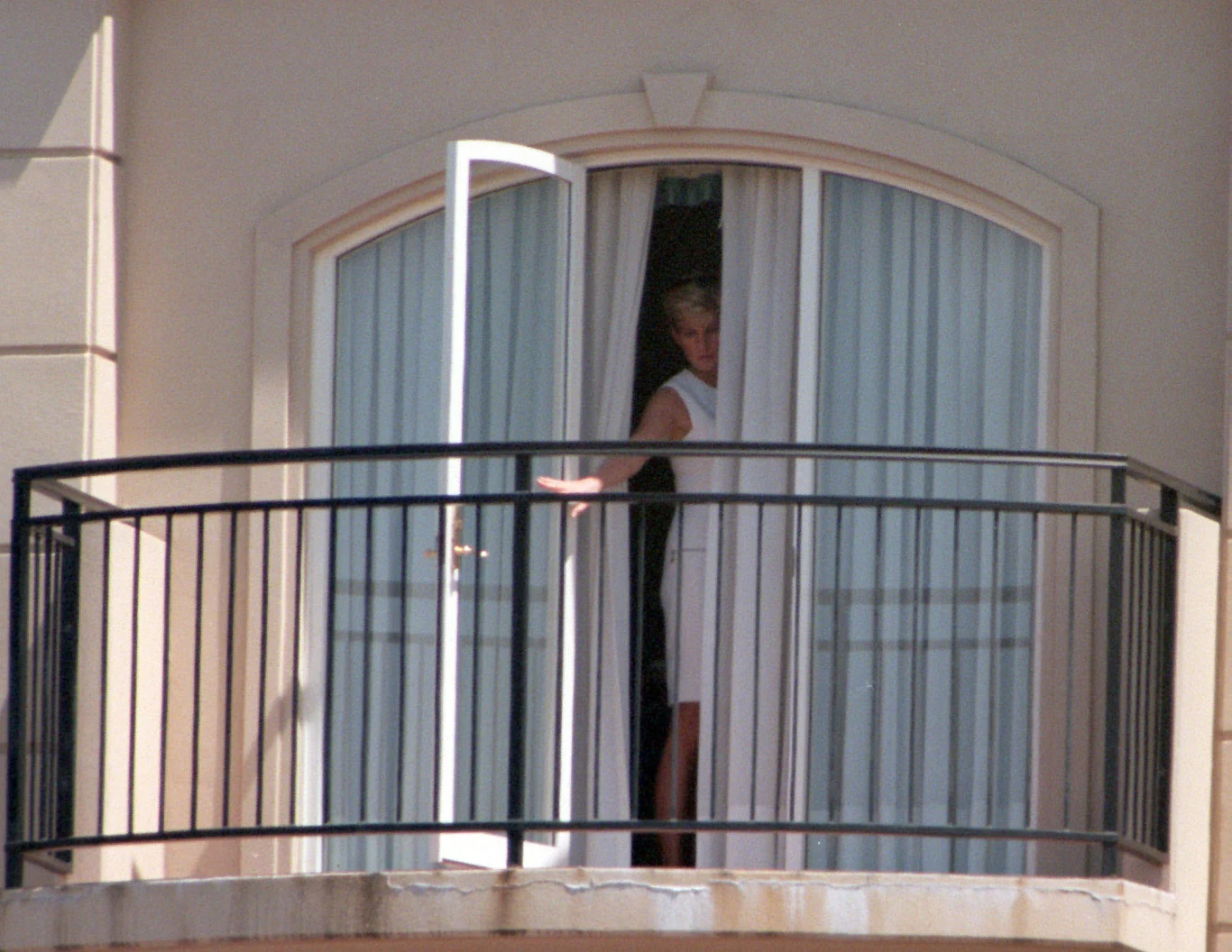 Księżna Diana w oknie hotelu Ritz Paris