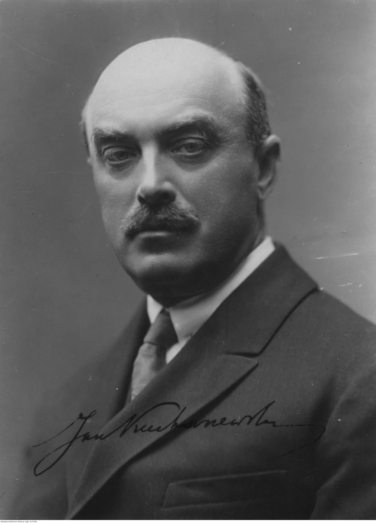 Jan Kucharzewski - prawnik, ekonomista, członek PAU, premier Rady Regencyjnej Królestwa Polskiego. Fotografia portretowa Jan Kucharzewski - prawnik, ekonomista, członek PAU, premier Rady Regencyjnej Królestwa Polskiego. Fotografia portretowa