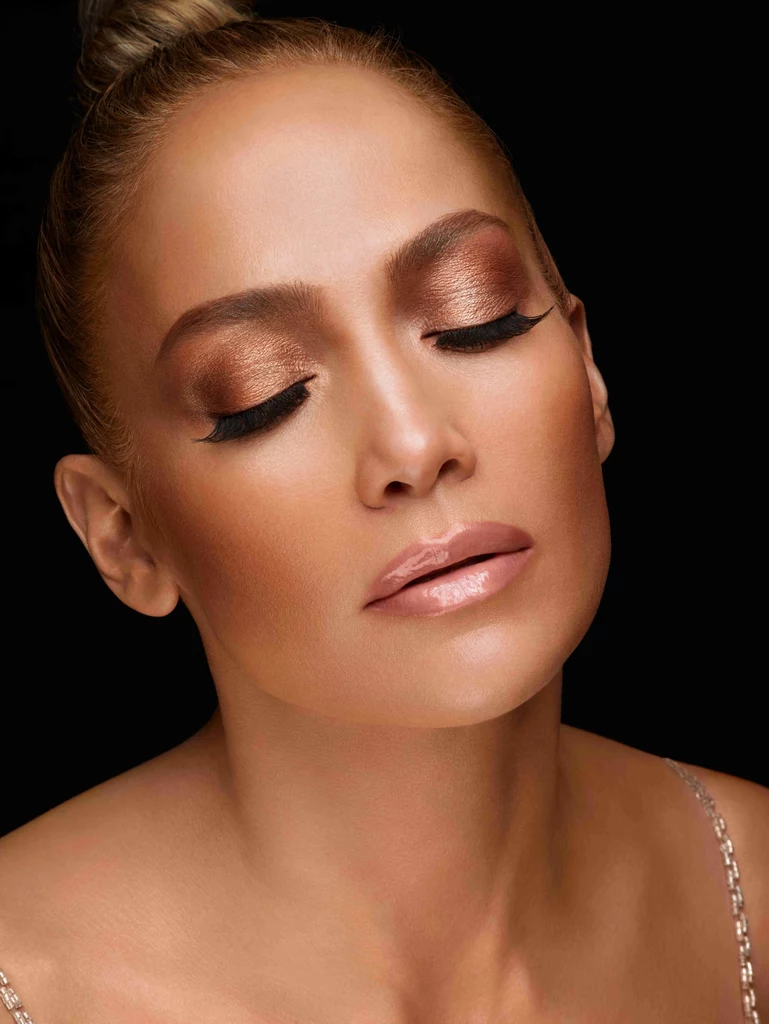 Jennifer Lopez i look w stylu Summer Glow