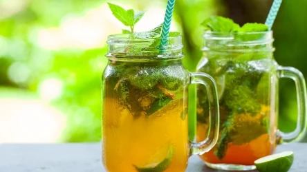 Domowa lemoniada to doskonały sposób na orzeźwienie i nawodnienie w upalne dni. Jak ją przygotować, żeby była pyszna jak w kawiarni?