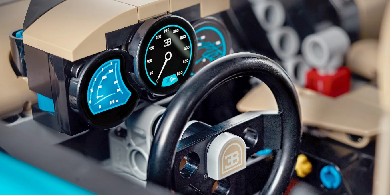 Deska rozdzielcza i kierownica, pamiętano nawet o ruchomej skrzyni biegów Deska rozdzielcza i kierownica, pamiętano nawet o ruchomej skrzyni biegów