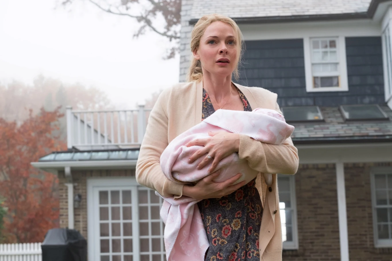 "Rebecca dopiero pokaże, na co ją stać. Kamera ją uwielbia" - chwalił aktorkę producent jej kolejnego filmu "Dziewczyna z pociągu".
Jej bohaterka, Anna urodziła właśnie córeczkę, Eve, dla której rzuciła pracę w nieruchomościach i skoncentrowała się na wiciu idealnego gniazdka dla swej rodziny.
"Rebecca ma wspaniale ekspresyjną twarz. Byłam zachwycona, że zagrała Annę, wniosła do tej roli wiele niuansów i niejednoznaczności" - mówiła o Ferguson grająca główną rolę w filmie Emily Blunt.