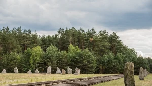 Treblinka, niemiecki nazistowski obóz zagłady funkcjonujący od lipca 1942 roku do listopada 1943 roku na terenie gminy Kosów w powiecie sokołowskim. Na zdjęciu symboliczny tor kolejowy