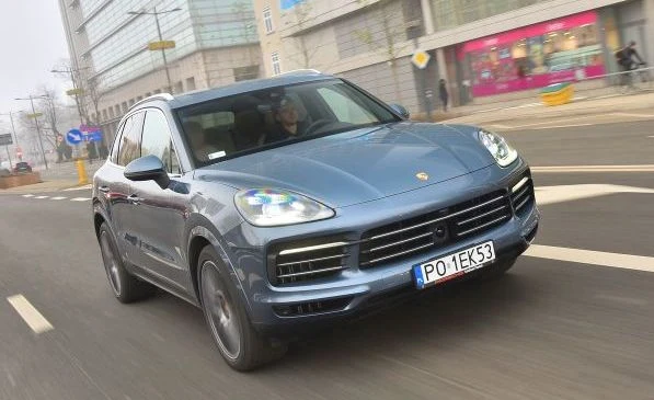 Z przodu nowe Cayenne jest zapatrzone w poprzednika. Minus za małe lusterka, plus za umieszczenie ich na płatach drzwi, co ogranicza martwe pole.