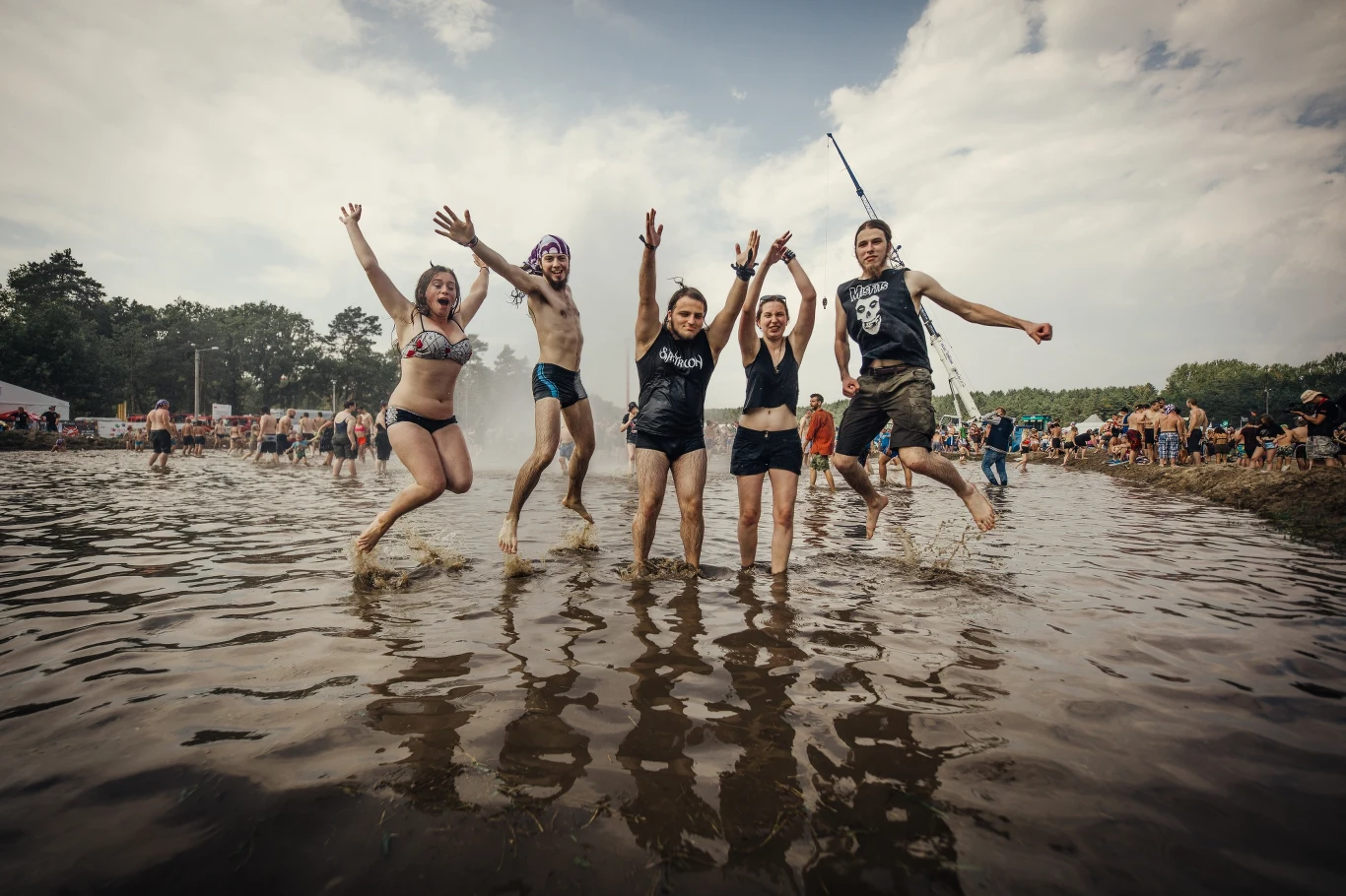 Kapięl przy "grzybku" to dla wielu uczestników Pol'and'Rock Festival ratunek przed upałami