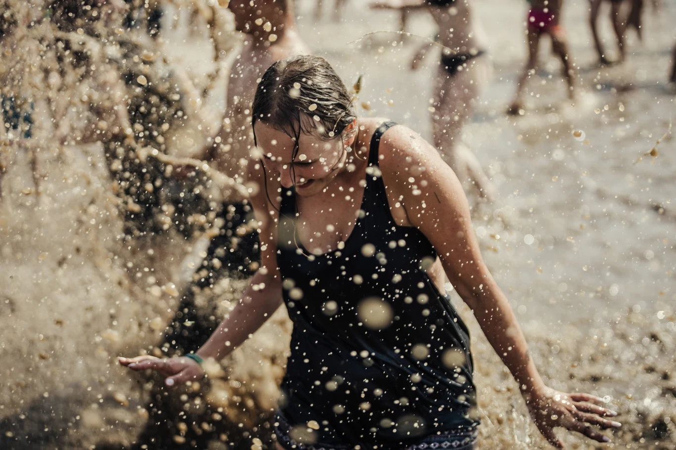 Kapięl przy "grzybku" to dla wielu uczestników Pol'and'Rock Festival ratunek przed upałami