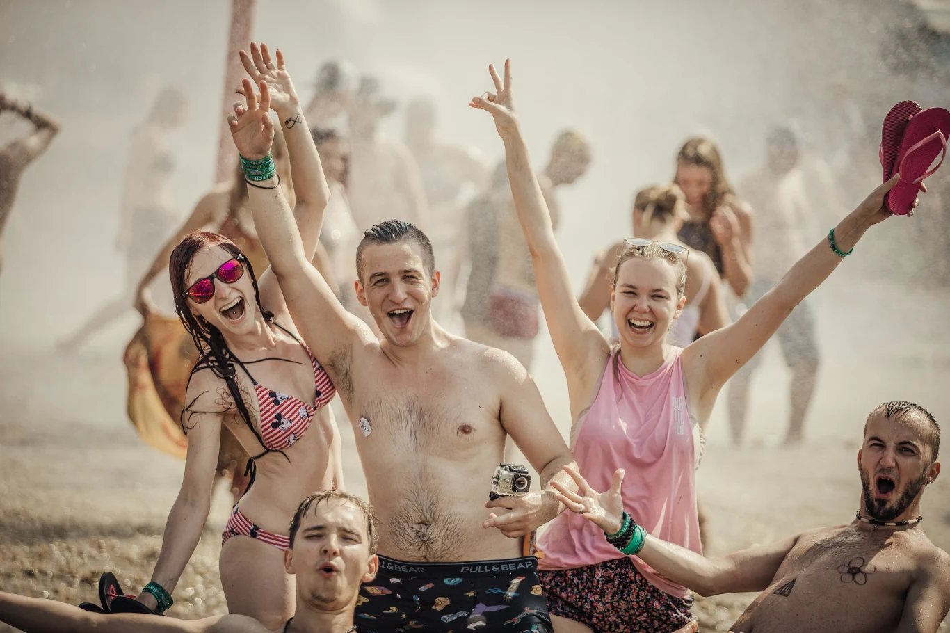 Kapięl przy "grzybku" to dla wielu uczestników Pol'and'Rock Festival ratunek przed upałami