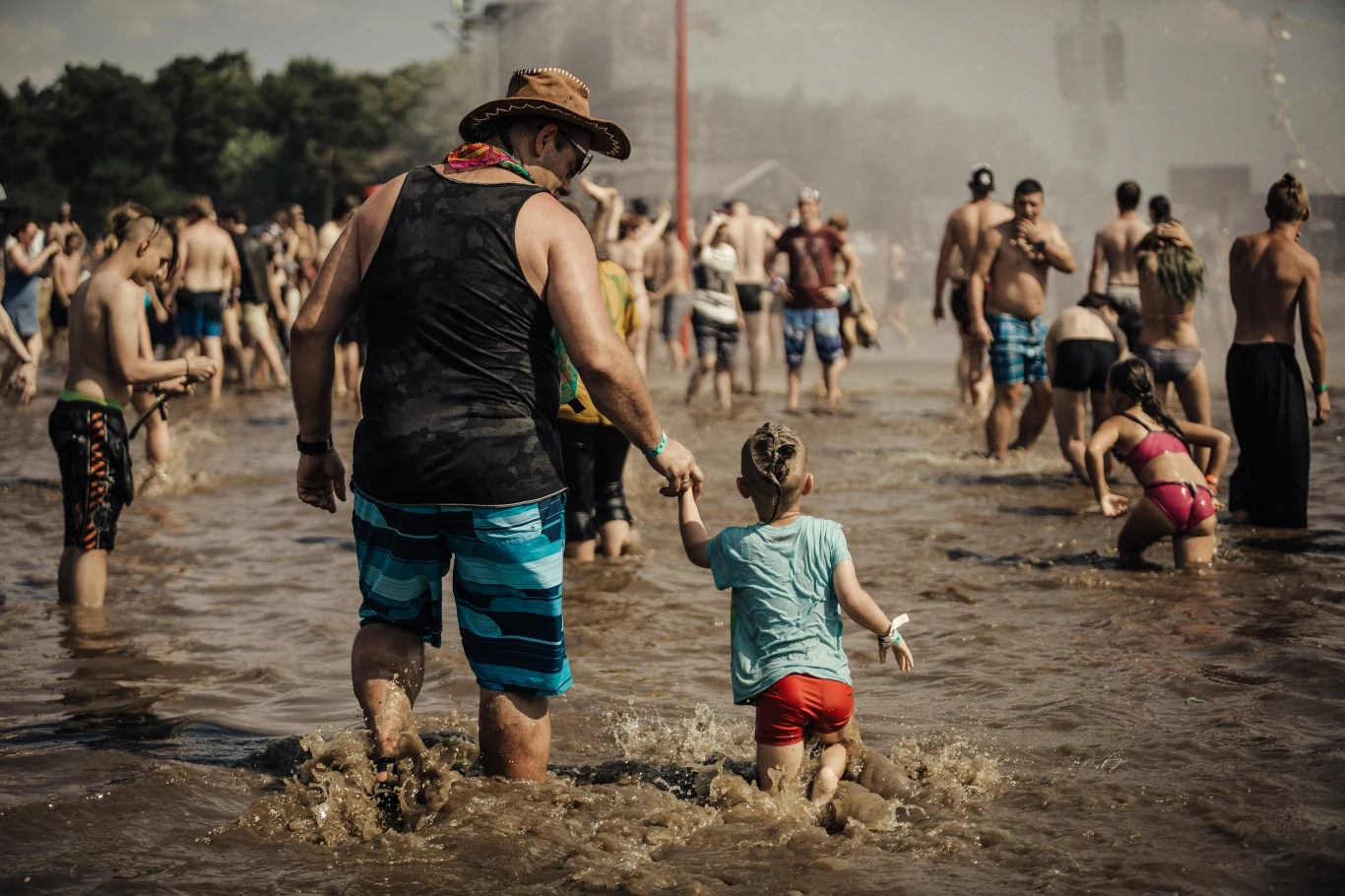 Kapięl przy "grzybku" to dla wielu uczestników Pol'and'Rock Festival ratunek przed upałami