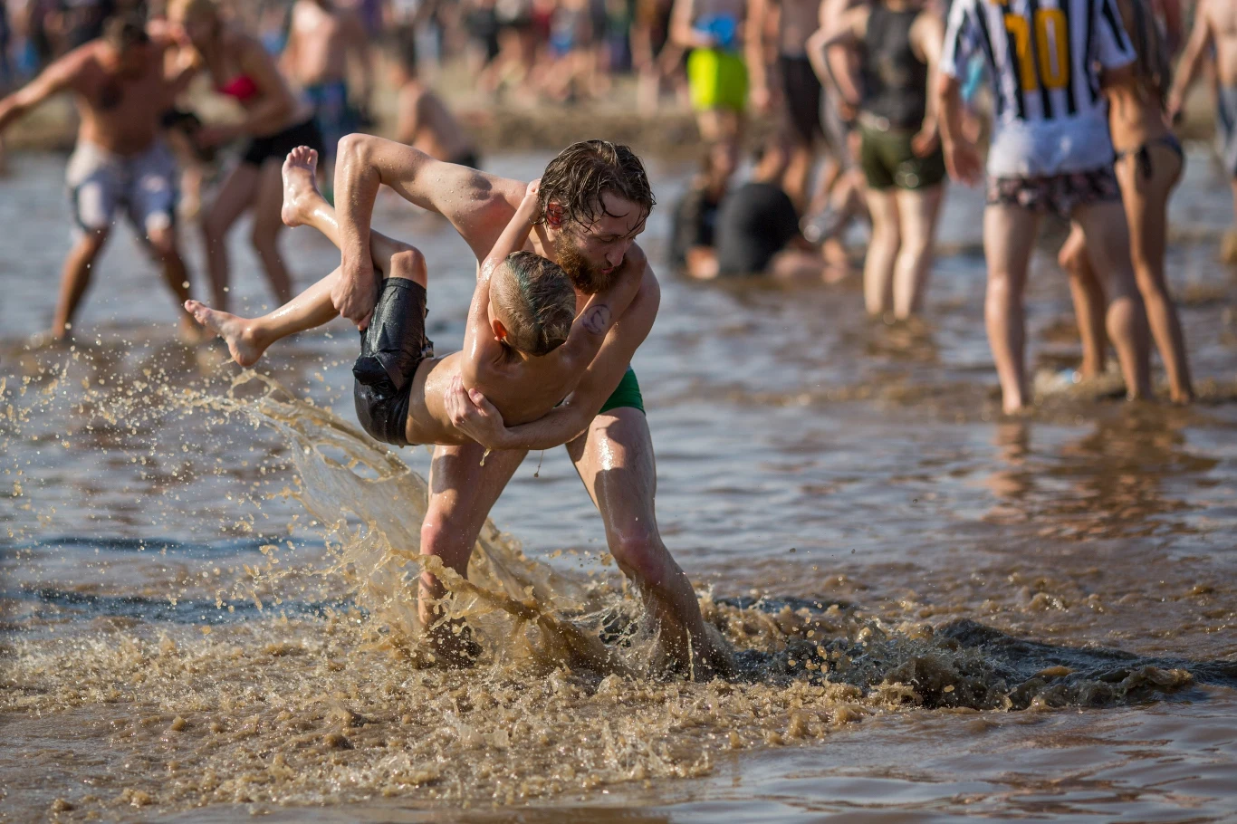 Kapięl przy "grzybku" to dla wielu uczestników Pol'and'Rock Festival ratunek przed upałami