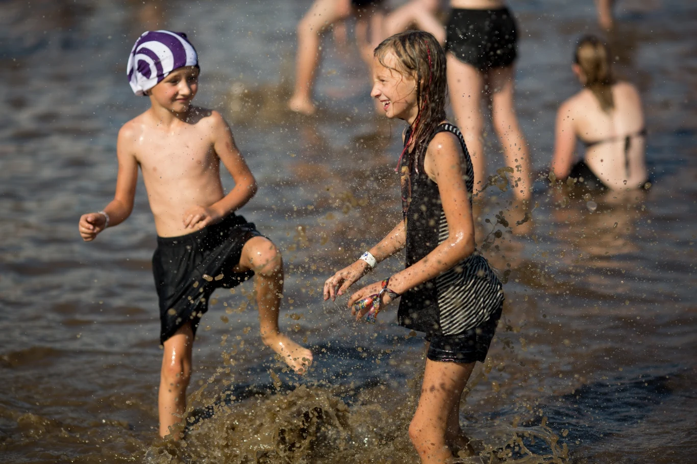 Kapięl przy "grzybku" to dla wielu uczestników Pol'and'Rock Festival ratunek przed upałami
