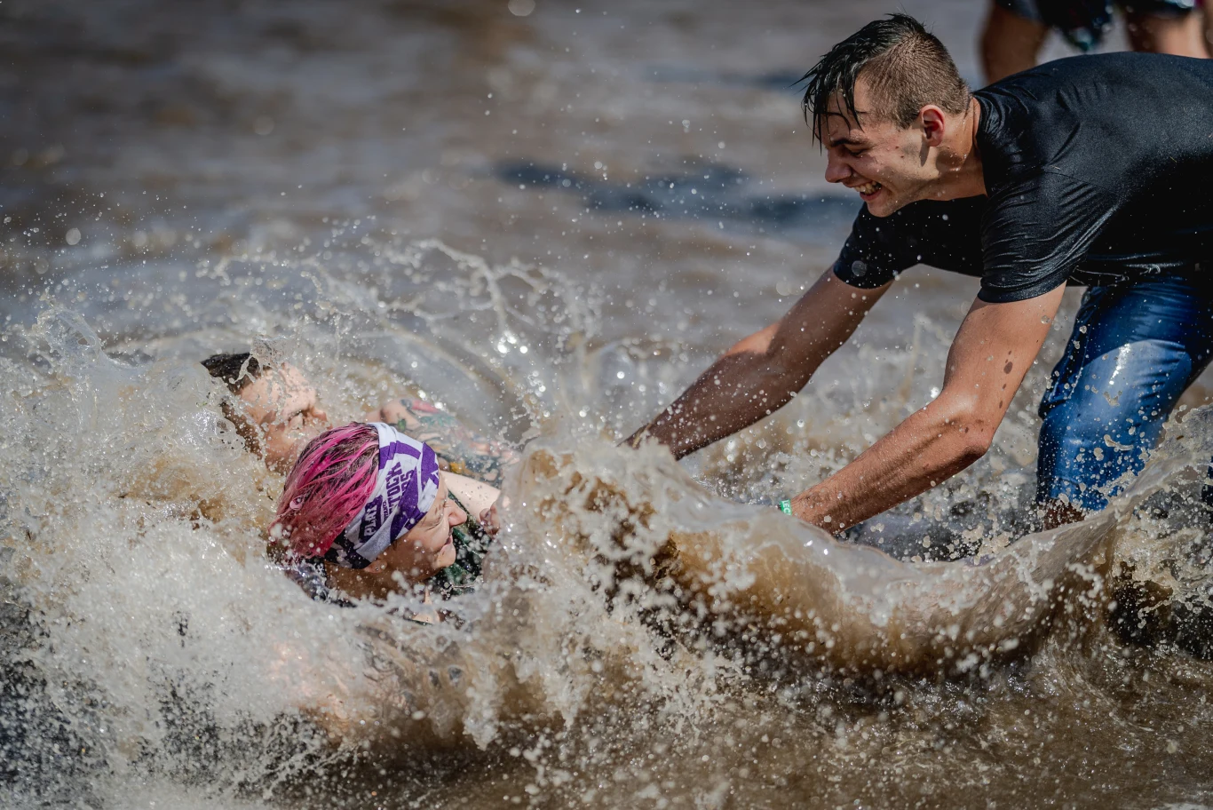 Kapięl przy "grzybku" to dla wielu uczestników Pol'and'Rock Festival ratunek przed upałami