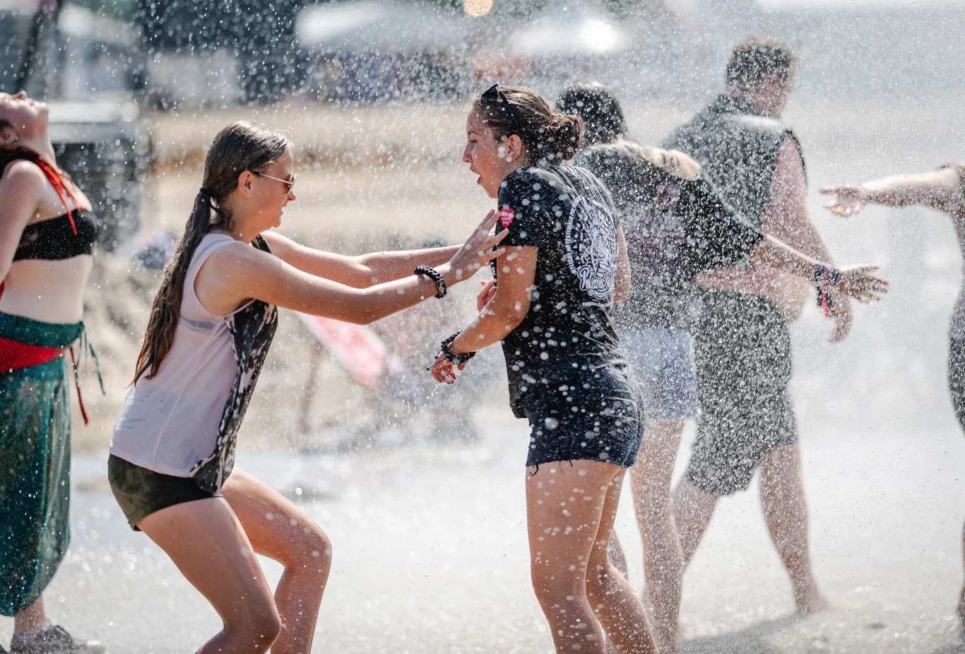 Kapięl przy "grzybku" to dla wielu uczestników Pol'and'Rock Festival ratunek przed upałami