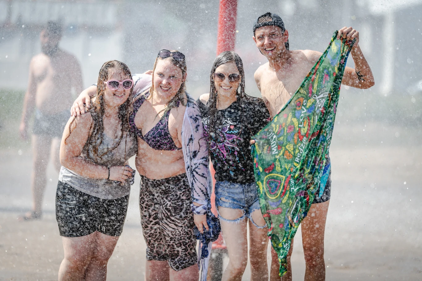 Kapięl przy "grzybku" to dla wielu uczestników Pol'and'Rock Festival ratunek przed upałami