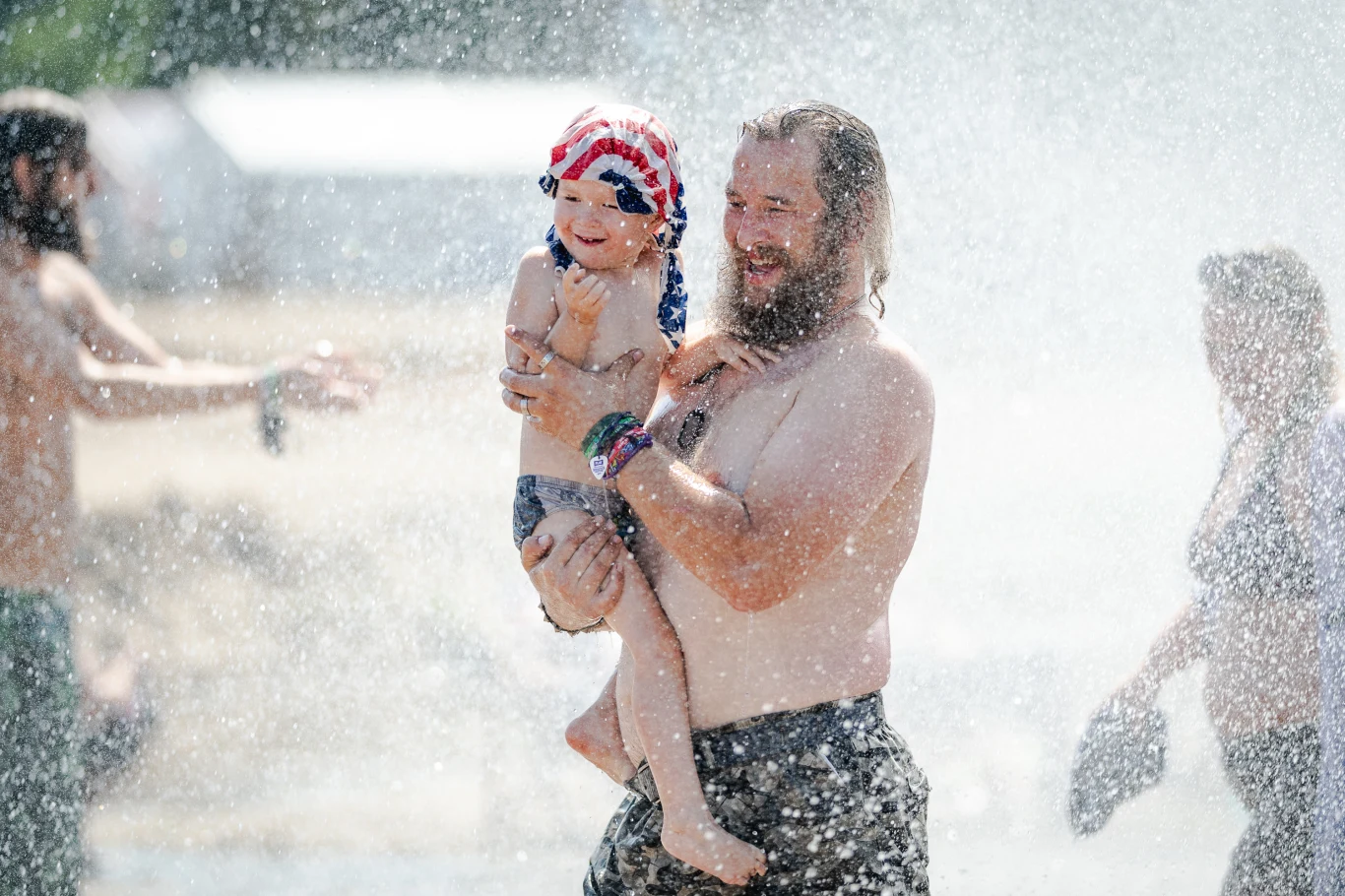 Kapięl przy "grzybku" to dla wielu uczestników Pol'and'Rock Festival ratunek przed upałami