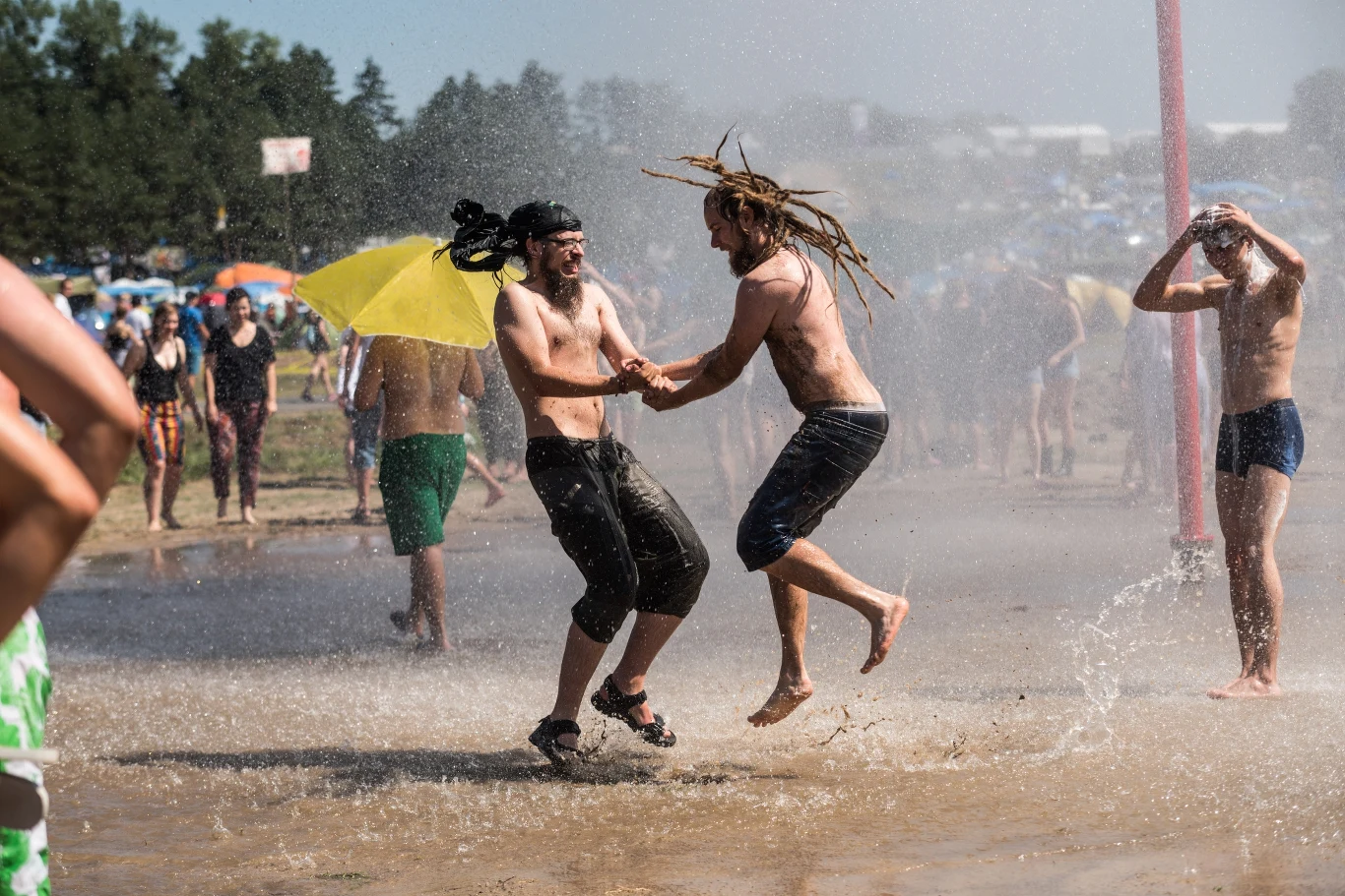 Kapięl przy "grzybku" to dla wielu uczestników Pol'and'Rock Festival ratunek przed upałami
