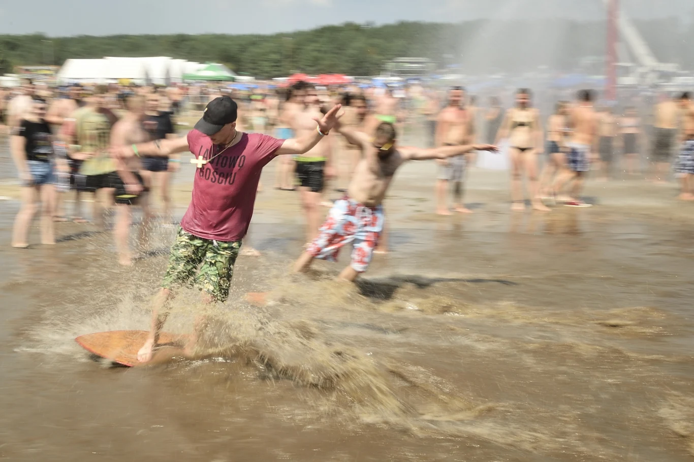 Kapięl przy "grzybku" to dla wielu uczestników Pol'and'Rock Festival ratunek przed upałami
