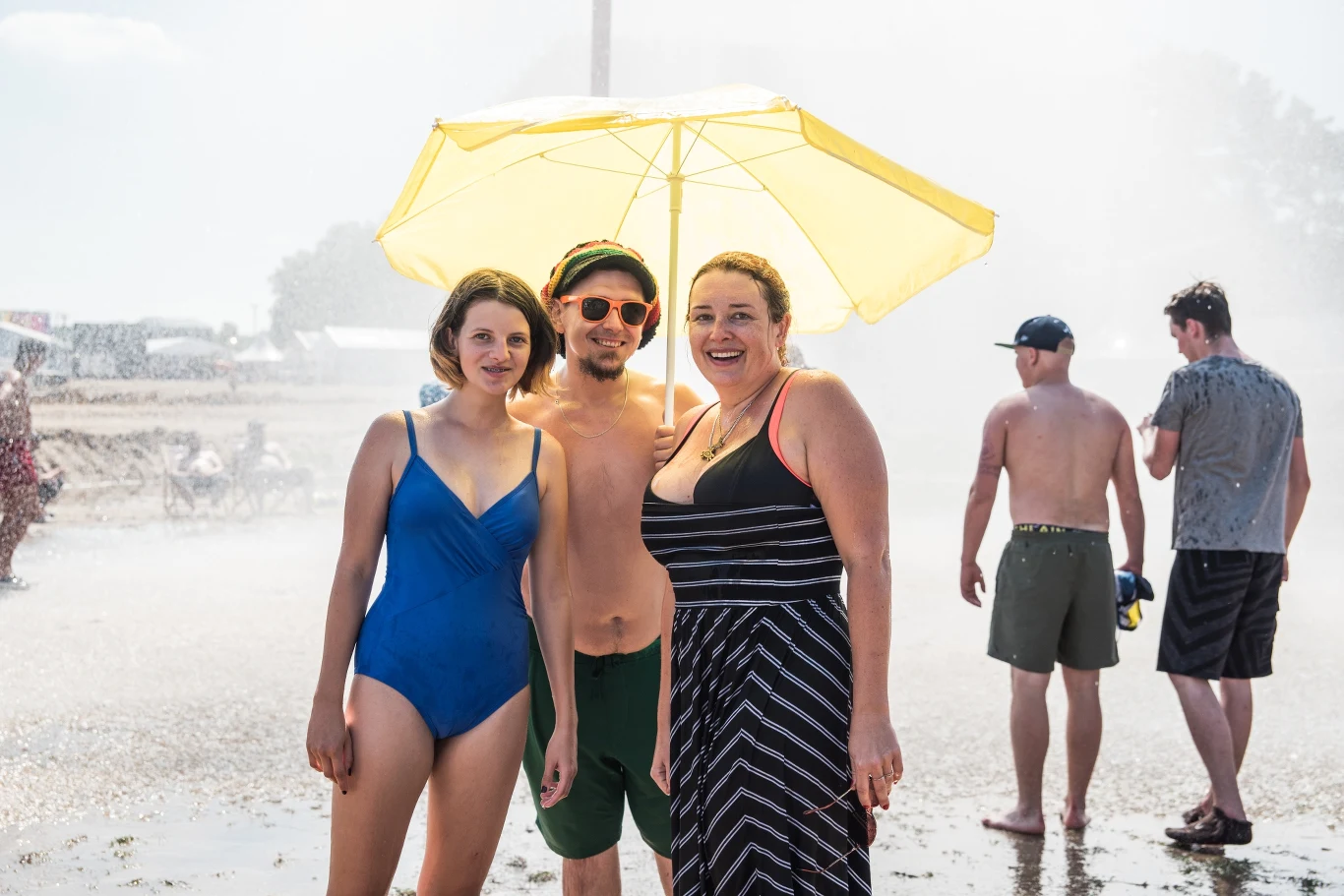 Kapięl przy "grzybku" to dla wielu uczestników Pol'and'Rock Festival ratunek przed upałami