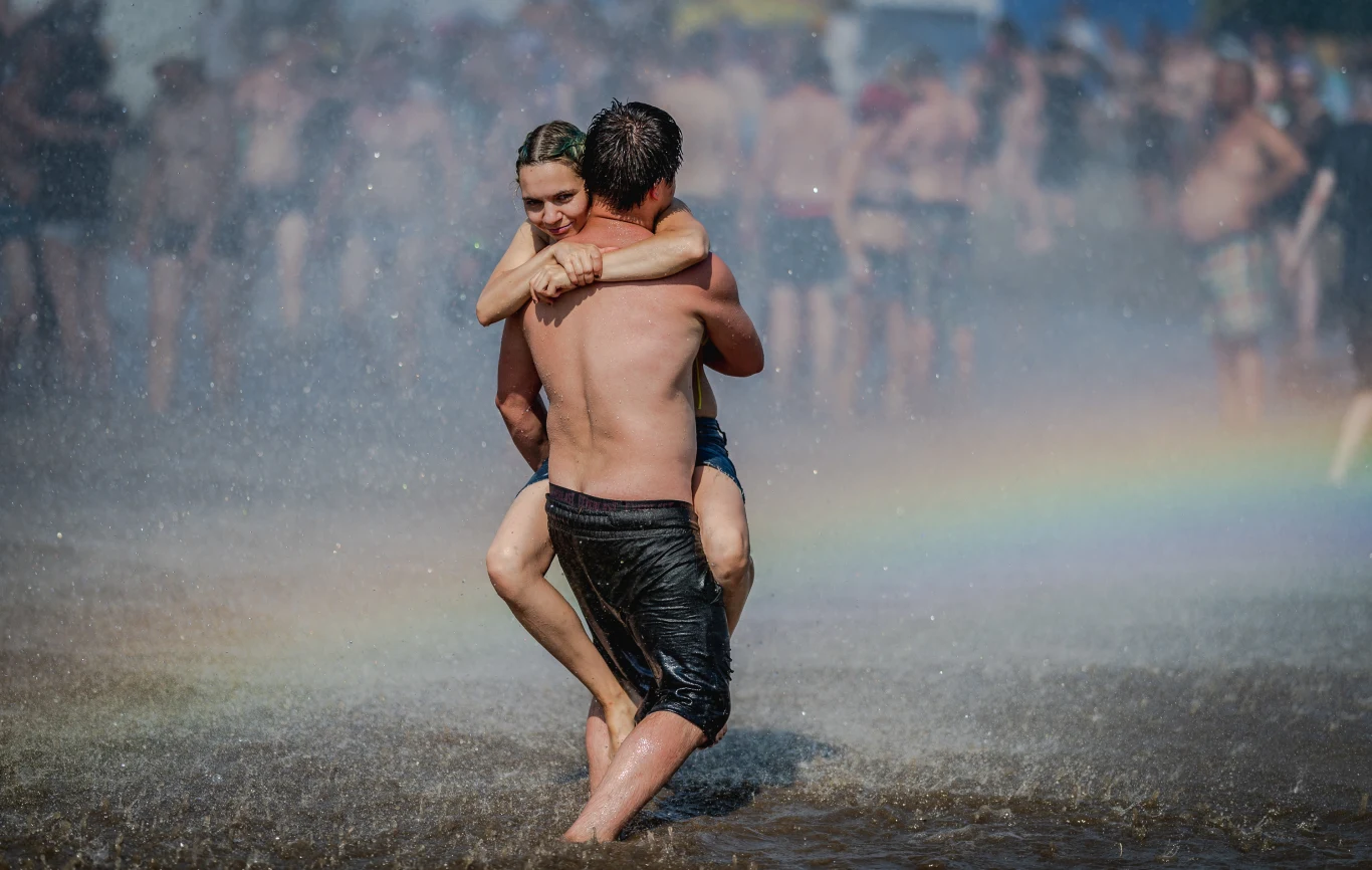 Kapięl przy "grzybku" to dla wielu uczestników Pol'and'Rock Festival ratunek przed upałami