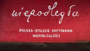 Mural z symbolem "Niepodległej"