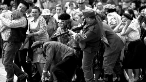 Na zdjęciu inscenizacja powstania warszawskiego. Na pierwszym planie żołnierz RONA 