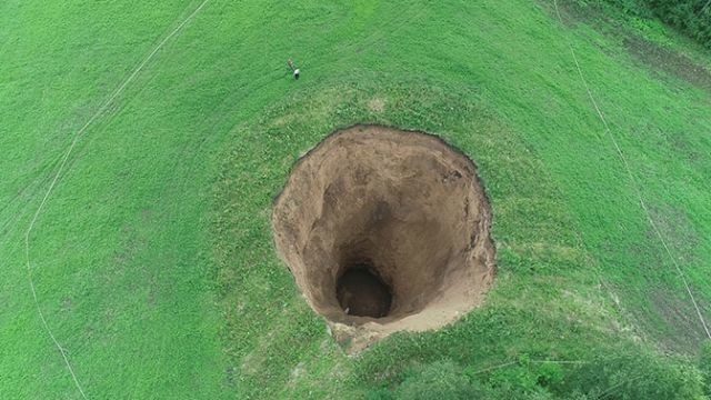 Otwór w ziemi ma około 32 metrów szerokości i 50 metrów głębokości