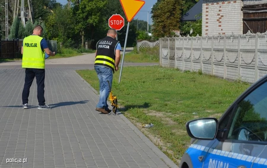 Miejsce wypadku. Biegły uznał, że ofiara spadła z płotu na trawnik i doznała śmiertelnych obrażeń