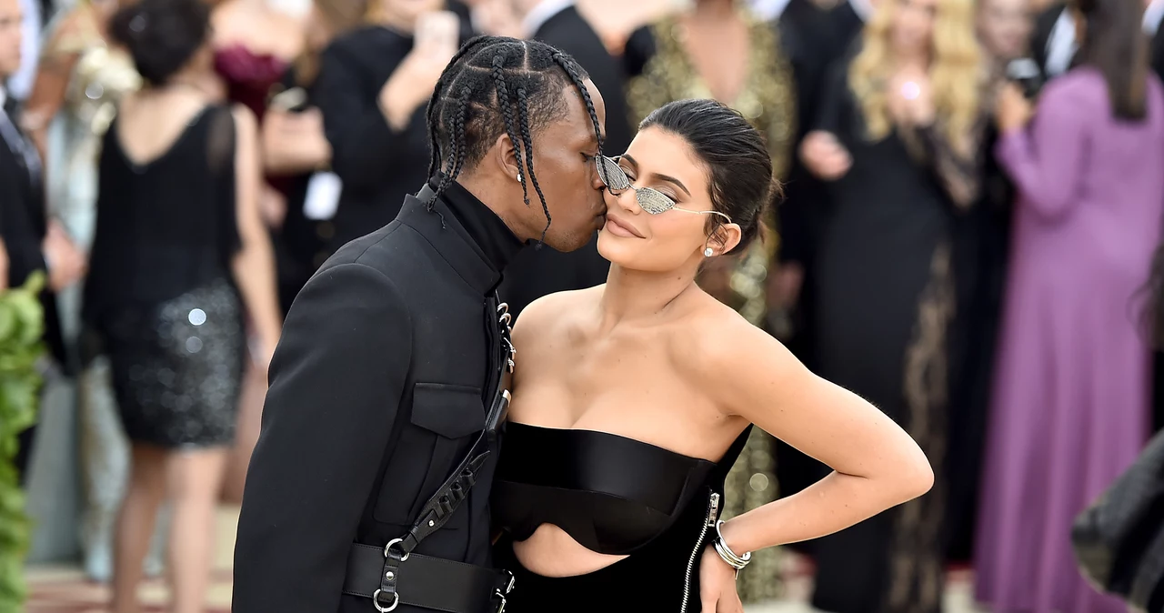 Travis Scott z Kylie Jenner w teledysku 