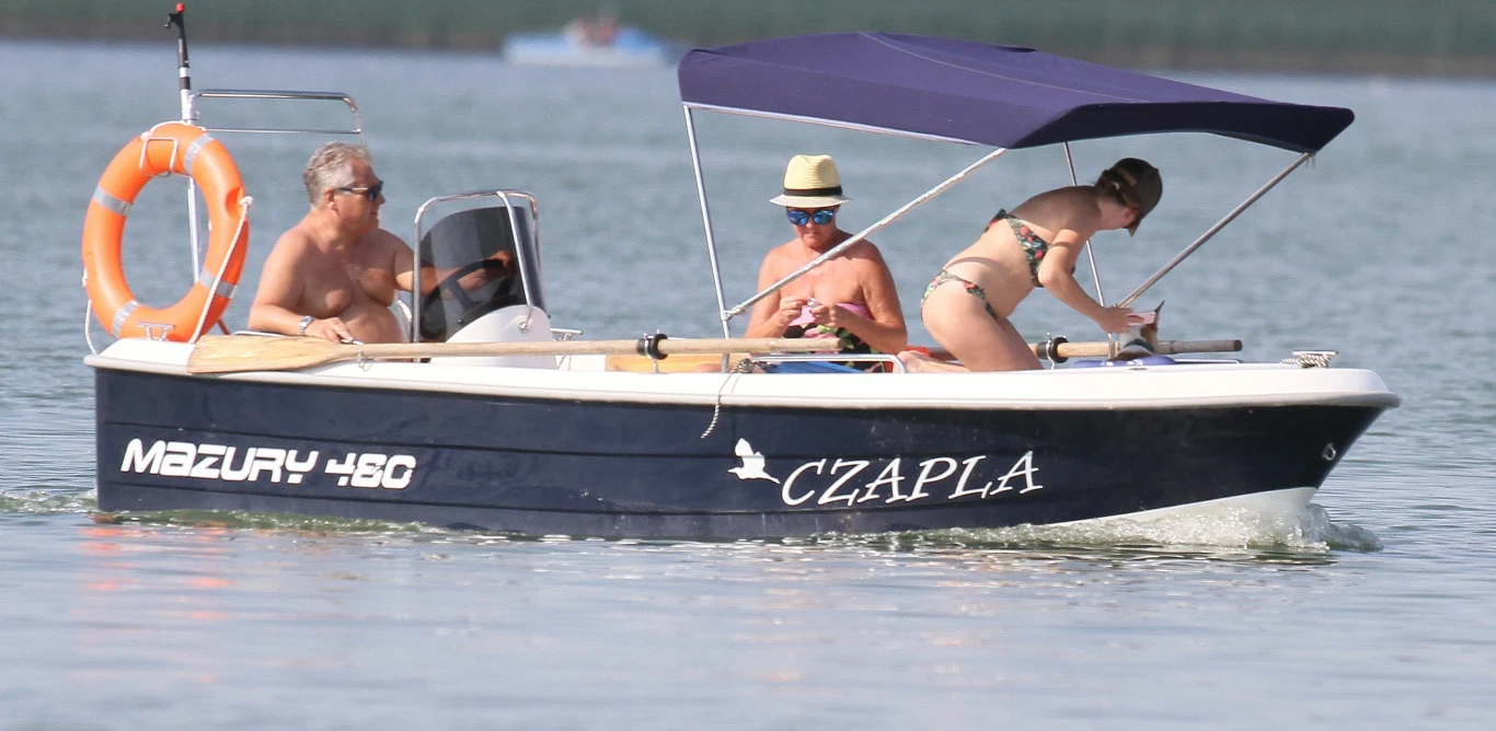 Aleksander Kwaśniewski, Jolanta Kwaśniewska i Aleksandra Kwaśniewska na Mazurach