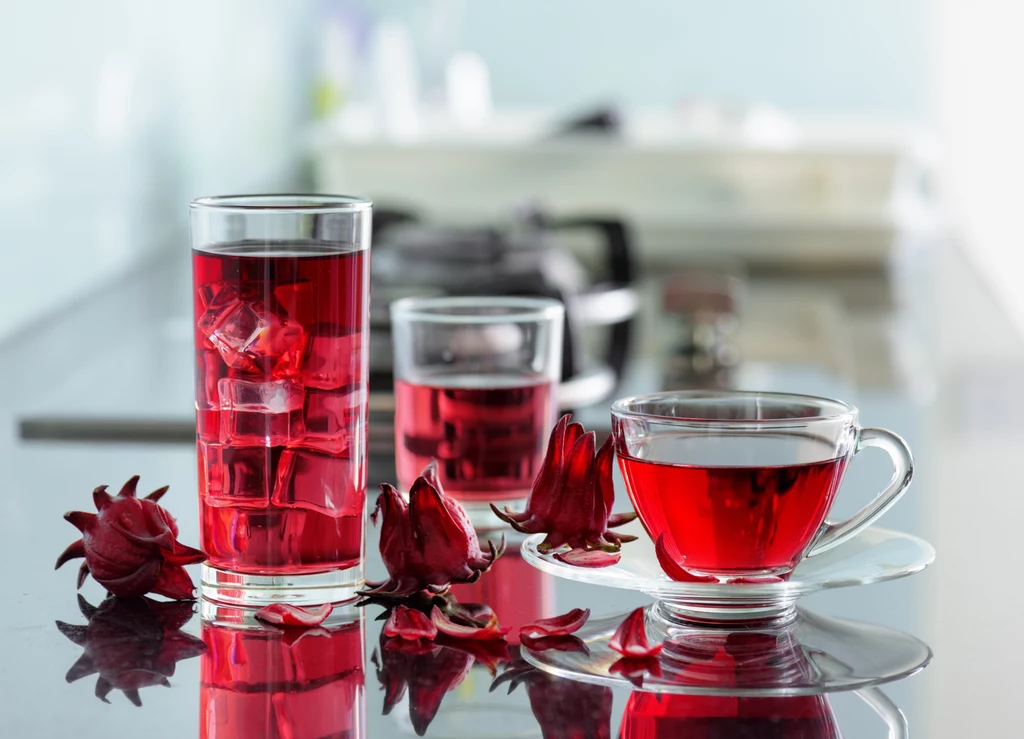 Herbata z hibiskusa jest doskonała dla wsparcia układu immunologicznego, ponieważ jest niezwykle bogata w kwas askorbinowy, bardziej znany jako witamina C