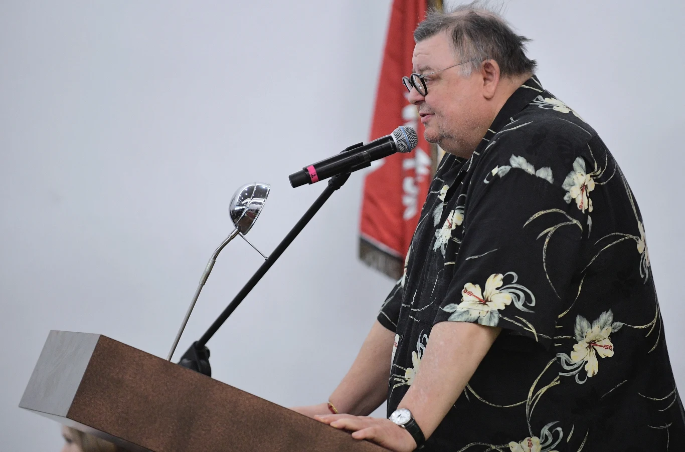 Wojciech Mann podczas pogrzebu Kory