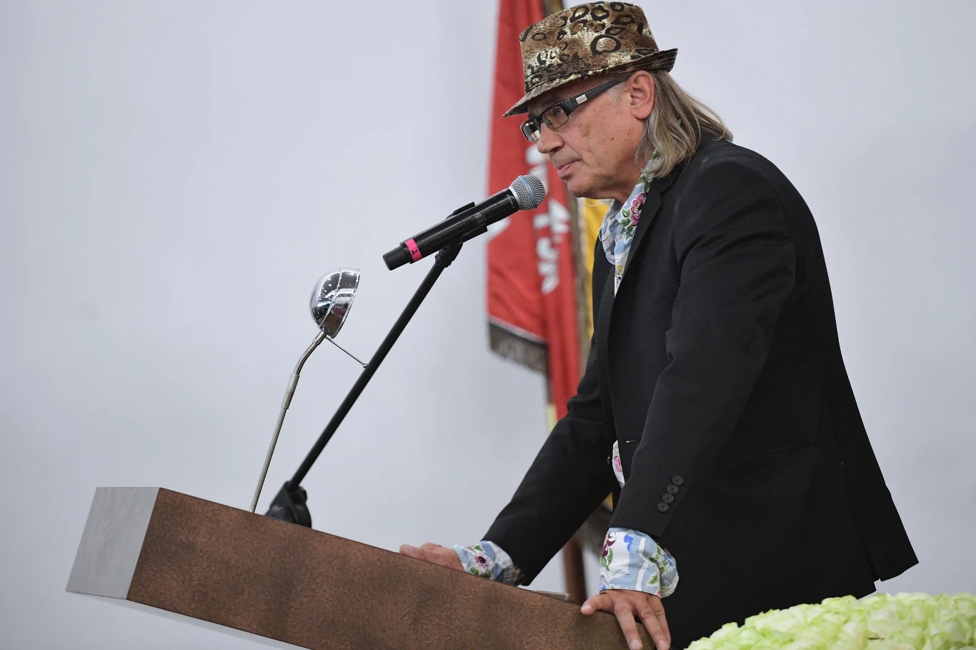 Kamil Sipowicz przemawiający podczas pogrzebu Kory