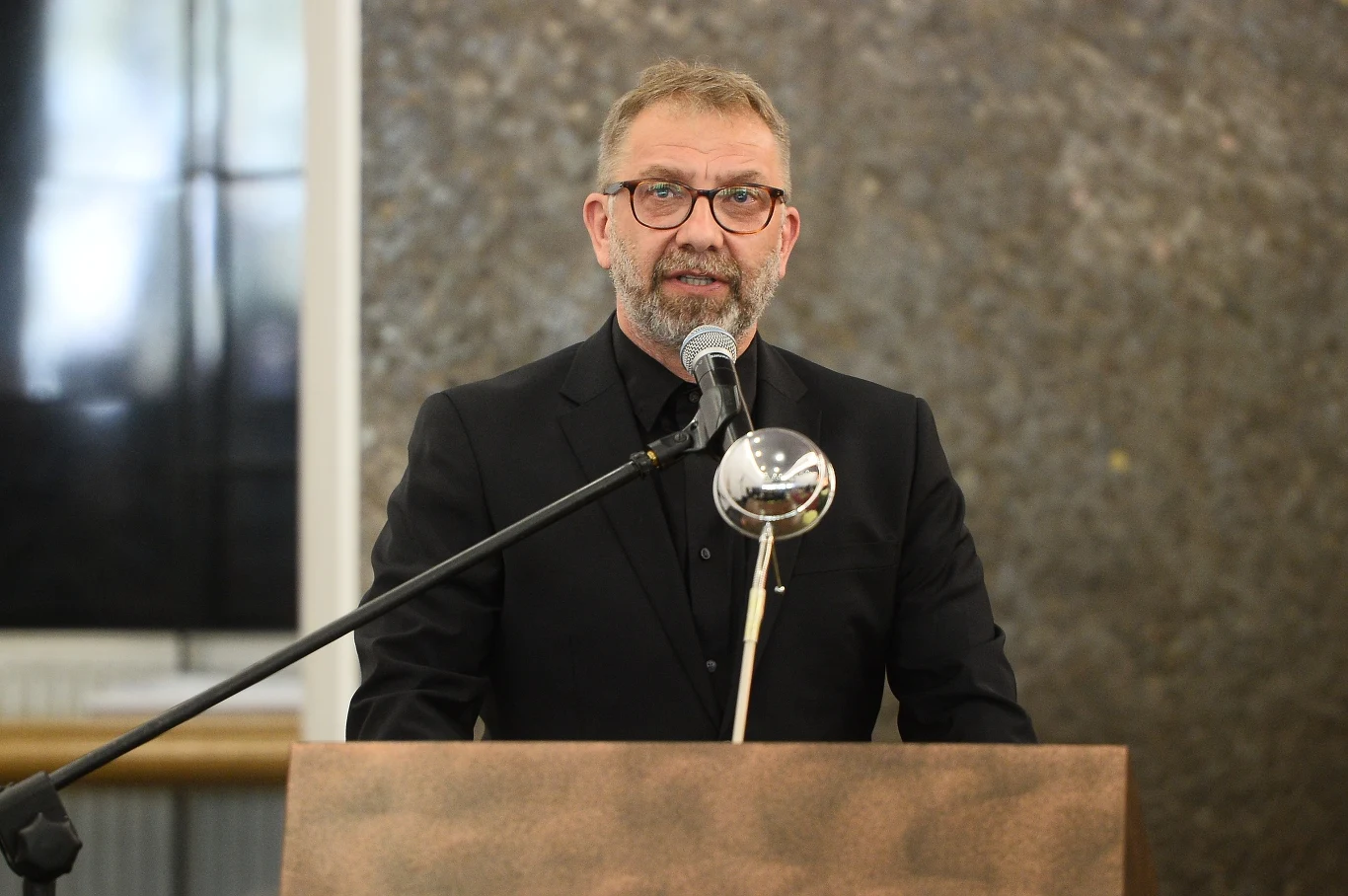 Piotr Metz przemawiający podczas pogrzebu Kory